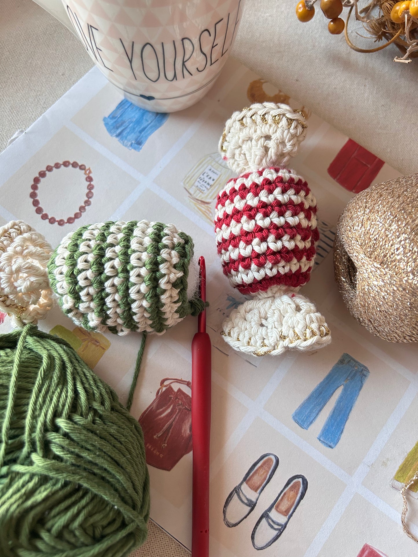 SCHEMA GRATUITO- CARAMELLE NATALIZIE ALL'UNCINETTO